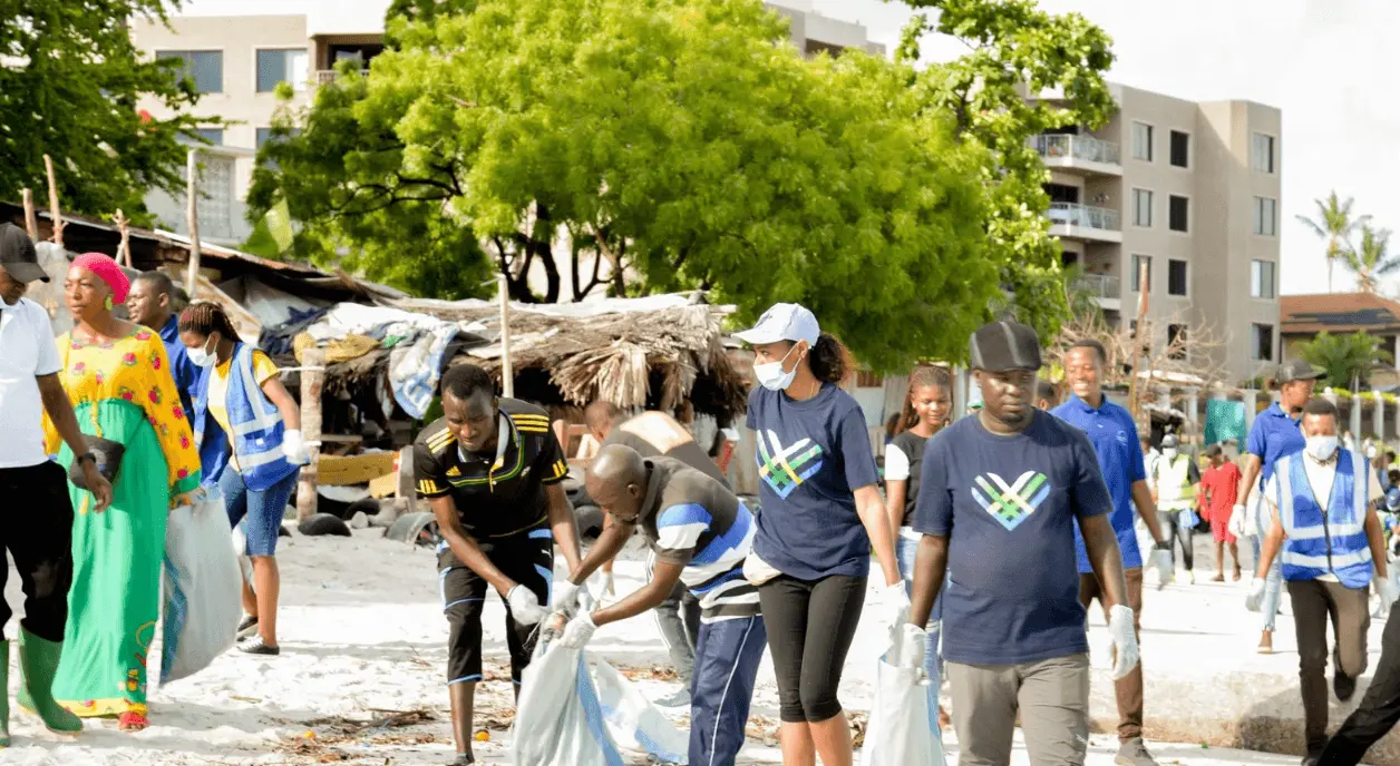 GivingTuesday volunteers helping a beach cleanup in Tanzania.